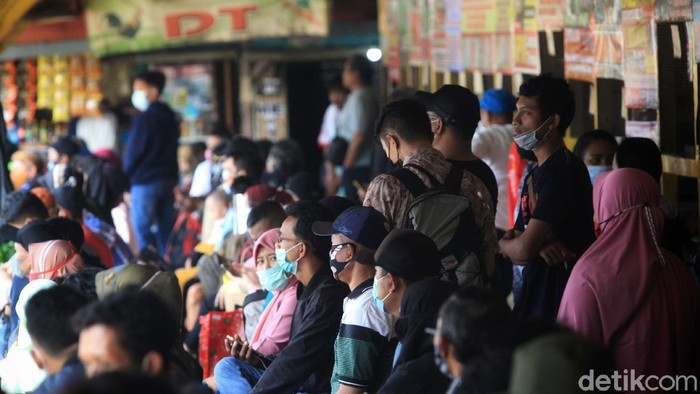 Volume pemudik di Terminal Bayangan Lebak Bulus, Jakarta, cenderung menurun. Hal ini karena adanya larangan mudik 6-17 Mei 2021.