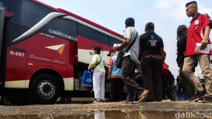 Potret Terminal Bayangan Lebak Bulus pada H-1 Larangan Mudik Volume pemudik di Terminal Bayangan Lebak Bulus, Jakarta, cenderung menurun. Hal ini karena adanya larangan mudik 6-17 Mei 2021.
