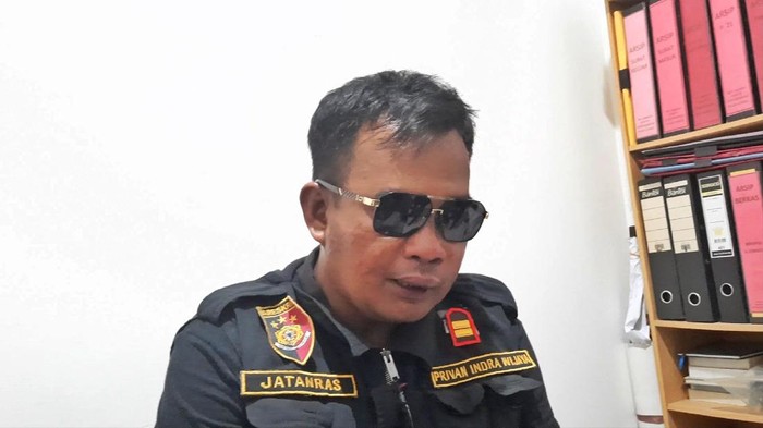 Pria bernama Arpan, warga Palembang, mengaku sebagai polisi dan menipu