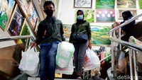 Menjelang Hari Raya Idul Fitri, tak sedikit warga yang mulai mendatangi pusat perbelanjaan untuk membeli berbagai persiapan Lebaran.