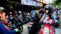  Sejumlah kendaraan roda dua tampak terparkir berjejer di depan pusat perbelanjaan tersebut.
