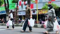 Warga datang ke pusat perbelanjaan tersebut untuk membeli pakaian hingga berbagai bahan kebutuhan pokok.