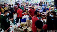 Pusat perbelanjaan di Klaten ramai didatangi warga menjelang Lebaran, Rabu (5/5/2021).
