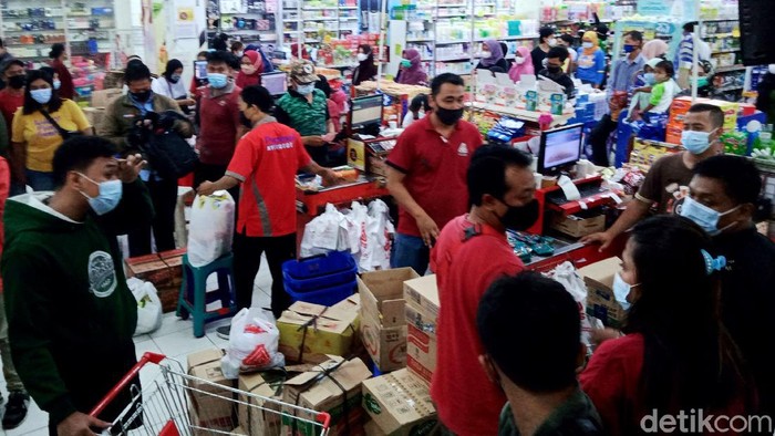 Pusat Perbelanjaan di Klaten Diserbu Warga Jelang Lebaran Sejumlah warga di Klaten mulai berbelanja persiapan lebaran jelang Hari Raya Idul Fitri pekan depan. Pusat perbelanjaan di Klaten pun ramai dikunjungi warga.