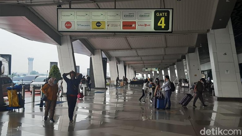 Ramainya Terminal 3 Bandara Soetta Jelang Larangan Mudik Ramainya Terminal 3 Bandara Soetta Jelang Larangan Mudik