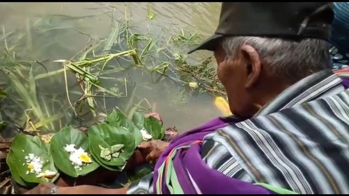 Ritual Aluk Todolo untuk membantu mencari tiga korban kecelakaan yang hilang di Mamasa, Sulawesi Barat.