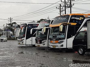 Sehari Jelang Larangan Mudik, PO Bus di Makassar Dipadati Pemudik