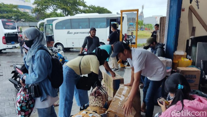 Salah satu kantor PO bus di Makassar dipadati pemudik jelang larangan mudik (Hermawan/detikcom).