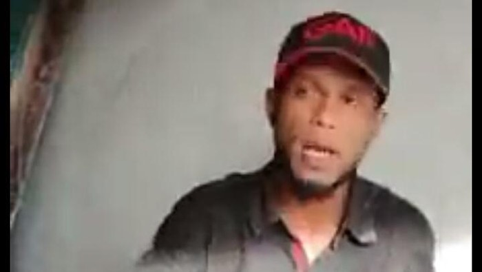 Screenshot video viral pria peras warga lagi bangun rumah di Medan