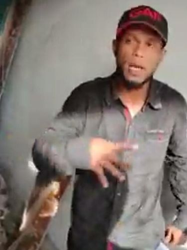 Screenshot video viral pria peras warga lagi bangun rumah di Medan