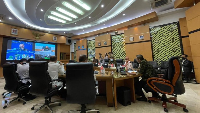Sebar Ratusan Laptop untuk Kembangkan Desa Digital XL Axiata mendonasikan ratusan laptop pada 12 pesantren di Jawa guna mendukung program Desa Digital yang diinisiasi XL Axiata.
Menkopolhukam Mahfud MD bersama Presiden Direktur & CEO XL Axiata Dian Siswarini menyaksikan secara daring penyerahan donasi tersebut kepada perwakilan semua pondok pesantren.