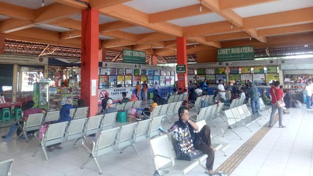 Sehari Jelang Larangan Mudik, Terminal Kampung Rambutan Sepi