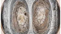 Di dalam bangunan kecil ini terdapat sebuah batu yang diturunkan oleh Allah dari surga bersamaan dengan dengan batu-batu kecil lainnya yang terdapat di Hajar Aswad. Batu ini menjadi tempat berdiri Ibrahim saat membangun Kabah bersama Ismail.
