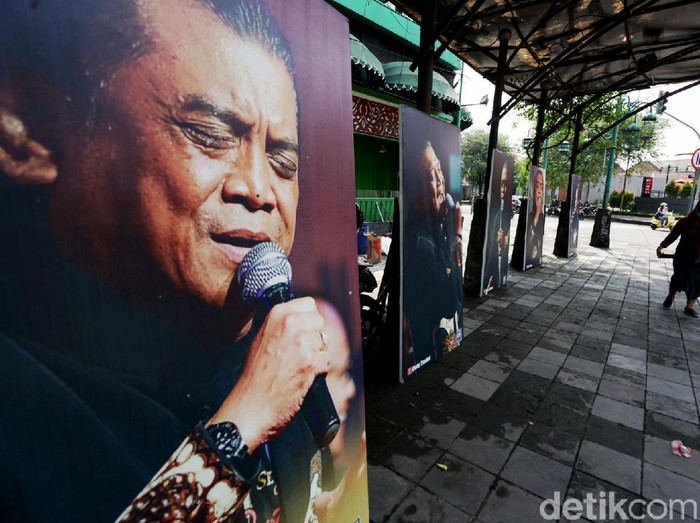 Sejumlah foto Didi Kempot hiasi sudut jalan di Kota Solo. Pameran foto itu jadi cara warga Solo mengenang setahun kepergian sang maestro campursari tersebut.