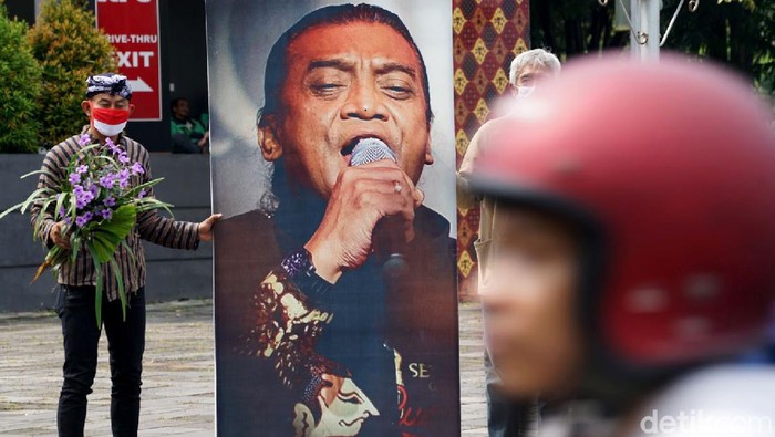 Sejumlah foto Didi Kempot hiasi sudut jalan di Kota Solo. Pameran foto itu jadi cara warga Solo mengenang setahun kepergian sang maestro campursari tersebut.