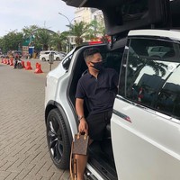 Inilah Setya Nugraha sempat viral karena konten yang memperlihatkan dia memesan ojek online hanya untuk mengelilingi rumahnya yang luas. Di Instagram, ia kerap memamerkan OOTD dengan barang-barang branded. Seperti ketika berpose di mobil Tesla ini, ia menggunakan tas mini Louis Vuitton. (Foto: Instagram/@setyanugraha21)