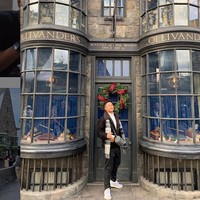 Saat liburan pun tetap bergaya. Tas Dior jadi andalan ketika dia berpelesiran ke Universal Studio Jepang. (Foto: Instagram/@setyanugraha21)