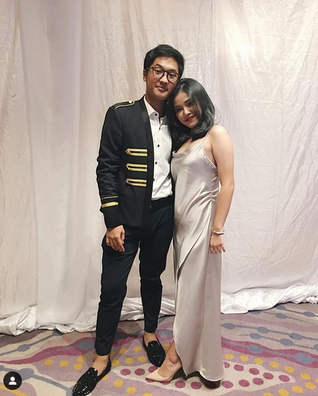Menghadiri pesta prom, Setya muncul dengan busana stylish bergaya militer. (Foto: Instagram/@setyanugraha21)