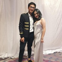 Menghadiri pesta prom, Setya muncul dengan busana stylish bergaya militer. (Foto: Instagram/@setyanugraha21)