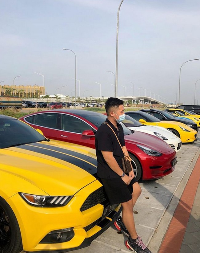 Setya hobi dengan supercar. Ia pun memiliki sebuah Mustang kuning. (Foto: Instagram/@setyanugraha21)