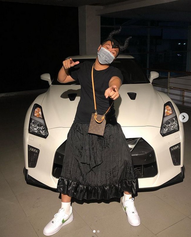 Selain barang bermerek, Setya juga senang bergaya nyentrik. Pernah ia berpose dengan menggunakan rok. Foto: Instagram/@setyanugraha21