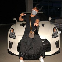 Selain barang bermerek, Setya juga senang bergaya nyentrik. Pernah ia berpose dengan menggunakan rok. Foto: Instagram/@setyanugraha21