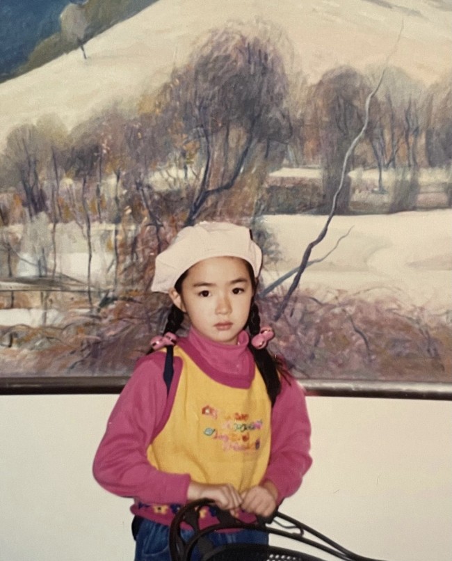 Shin Se Kyung ikut mengunggah foto masa kecilnya yang menggemaskan. Lawan mainnya di drama Korea Run On, Sooyoung pun memuji kecantikannya. “Ha… Cantik banget Se Kyung-ssi…”Foto: dok. Instagram sjkuksee