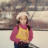 Shin Se Kyung ikut mengunggah foto masa kecilnya yang menggemaskan. Lawan mainnya di drama Korea Run On, Sooyoung pun memuji kecantikannya. “Ha… Cantik banget Se Kyung-ssi…”Foto: dok. Instagram sjkuksee