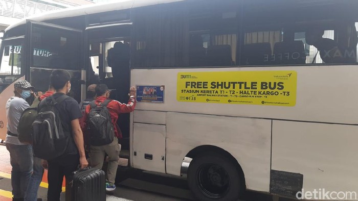 Kondisi shuttle bus untuk pindah dari terminal ke terminal di Bandara Soekarno-Hatta
