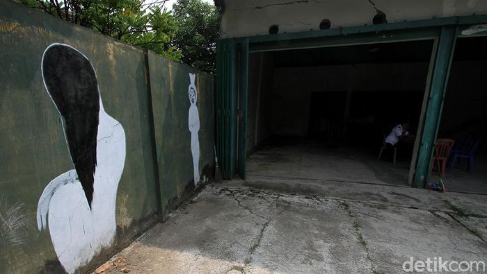 Pemdes Satgas Jogo Tonggo manfaatkan gudang kosong jadi rumah karantina bagi pemudik di Sragen. Gudang kosong itu pun dianggap angker oleh warga sekitar lho.