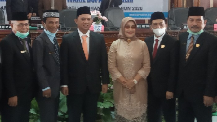 Sidang paripurna pengumuman Bupati-Wabup Labuhanbatu terpilih, Erik Adtrada-Ellya (Ahmad Fauzi-detikcom)