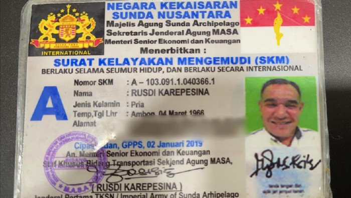 SIM Negara Kekaisaran Sunda Nusantara milik pengemudi Pajero.