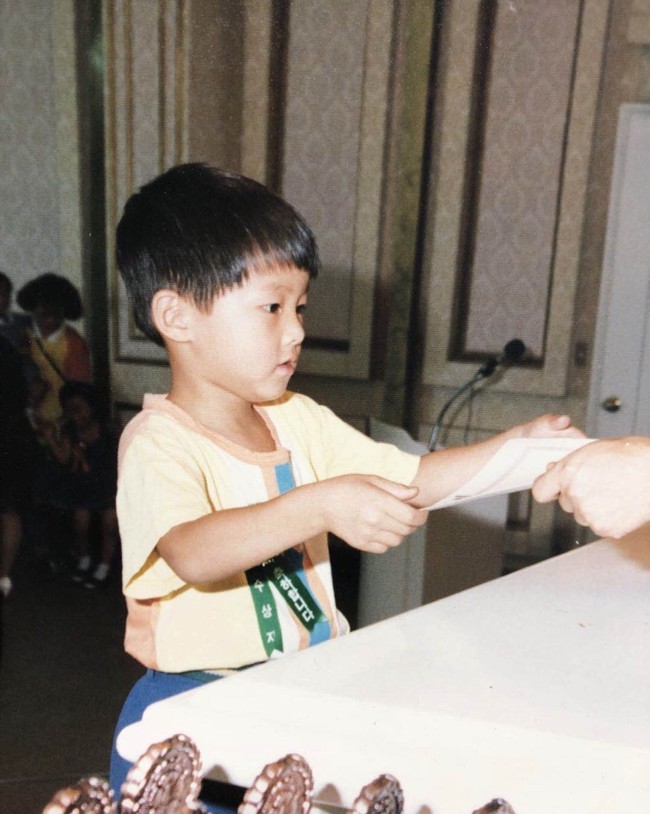 Tak banyak berubah, ini foto masa kecil bintang Vincenzo yang dibagikan untuk memperingati hari anak. Penggemar pasti langsung mengenali Song Joong Ki, kan? Foto: dok. Instagram hi_songjoongki