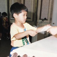 Tak banyak berubah, ini foto masa kecil bintang Vincenzo yang dibagikan untuk memperingati hari anak. Penggemar pasti langsung mengenali Song Joong Ki, kan? Foto: dok. Instagram hi_songjoongki
