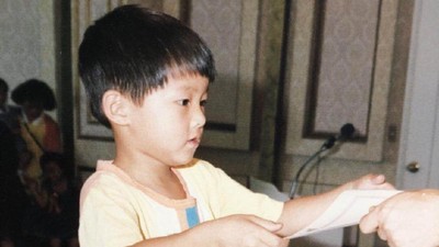 Peringati Hari Anak, Song Joong Ki dan 10 Artis Korea Pamer Foto Masa Kecil