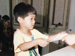 Peringati Hari Anak, Song Joong Ki dan 10 Artis Korea Pamer Foto Masa Kecil