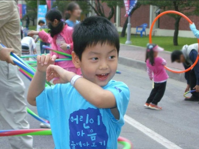 MC acara Music Bank ini tak banyak berubah hingga sekarang. Masih gemas, Soobin TXT membagikan fotonya saat bermain hula hoop di taman, untuk memperingati hari anak. Foto: dok. Twitter TXT_members