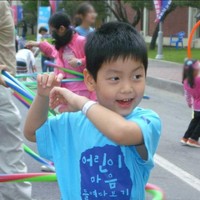 MC acara Music Bank ini tak banyak berubah hingga sekarang. Masih gemas, Soobin TXT membagikan fotonya saat bermain hula hoop di taman, untuk memperingati hari anak. Foto: dok. Twitter TXT_members