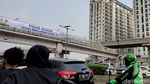 Spanduk Larangan Mudik Mejeng di JPO Gatot Subroto
