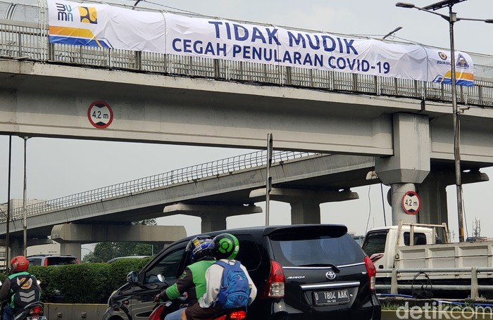 Menjelang pemberlakuan larangan mudik lebaran spanduk larangan mudik terlihat di Jalan Gatot Subroto. Spanduk itu tampak terbentang di JPO jalan tersebut.