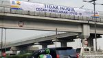 Spanduk Larangan Mudik Mejeng di JPO Gatot Subroto