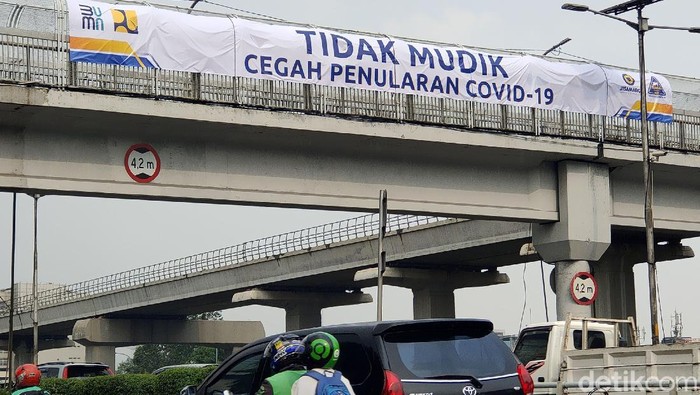 Menjelang pemberlakuan larangan mudik lebaran spanduk larangan mudik terlihat di Jalan Gatot Subroto. Spanduk itu tampak terbentang di JPO jalan tersebut.