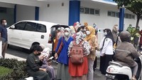 Pantauan detikcom, di lokasi, Rabu (5/5/2021), tampak ratusan pasien dan keluarga pasien berhamburan keluar ruangan.  (Foto: Jeka-detikcom)