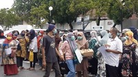 Pasien dievakuasi oleh petugas ke halaman dan sebagian ke atas gedung.  (Foto: Jeka-detikcom)
