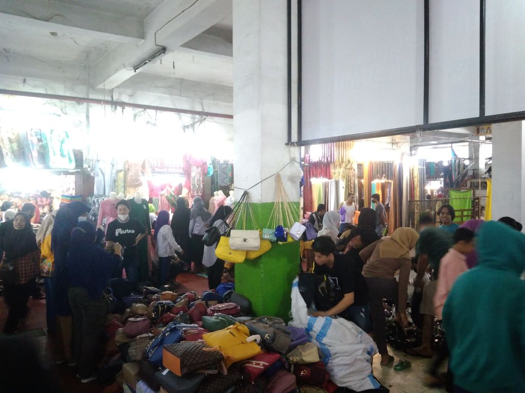 Suasana Pasar Pusat Pasar Medan jelang Lebaran, Rabu (5/5/2021))