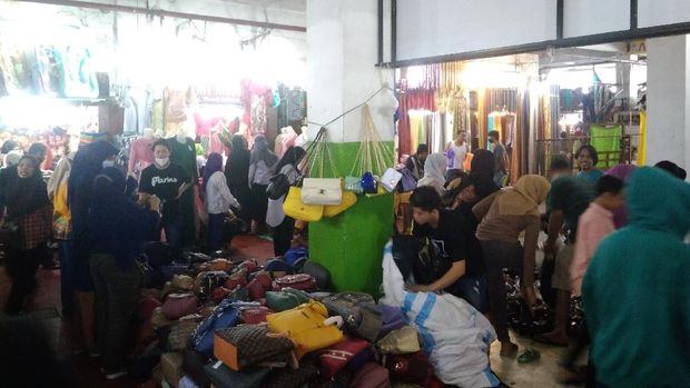 Suasana Pasar Pusat Pasar Medan jelang Lebaran, Rabu (5/5/2021))