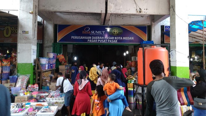 Suasana Pasar Pusat Pasar Medan jelang Lebaran, Rabu (5/5/2021))