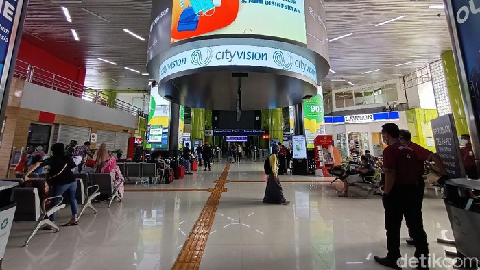 Suasana Stasiun Gambir H-1 larangan mudik (Karin/detikcom)