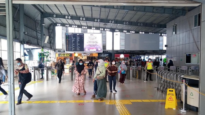 Suasana Stasiun Tanah Abang Pagi Ini Lengang