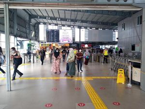 Dijaga TNI-Polri, Begini Suasana Stasiun Tanah Abang Pagi Ini